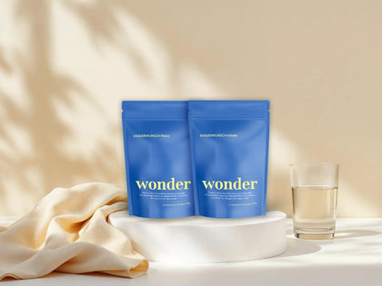 Produkte Wonder Kinderwunsch Frau und Mann auf einem kleinen Podest mit Wasserglas
